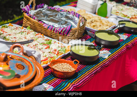 Tabelle der mexikanischen Buffet mit Tacos enchiladas chalupas und Tamales an einem sonnigen Tag Stockfoto