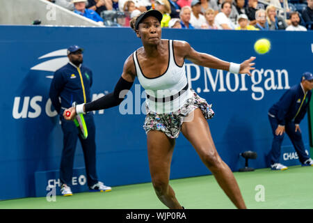 Venus Williams aus den USA konkurrieren in der zweiten Runde der US Open Tennis 2019 Stockfoto
