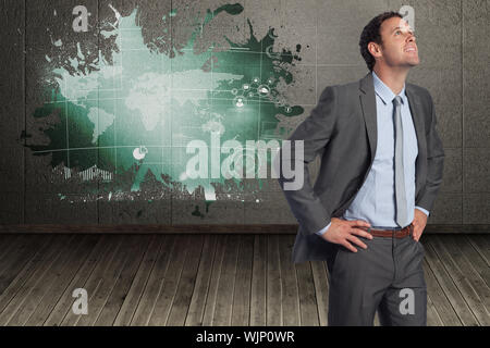 Lächelnd Geschäftsmann mit Händen auf den Hüften gegen Spritzer an der Wand offenbart Technologie Schnittstelle Stockfoto