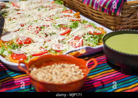 Enchiladas, serviert auf einem Tablett für ein mexikanisches Buffet Party an einem sonnigen Tag Stockfoto