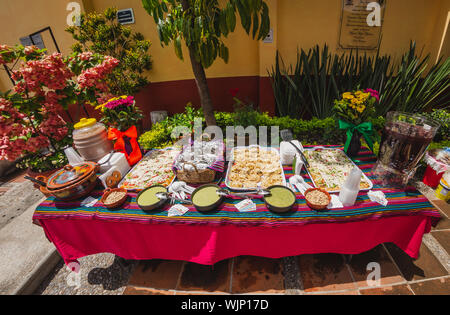 Tabelle der mexikanischen Buffet mit Tacos enchiladas chalupas und Tamales an einem sonnigen Tag Stockfoto