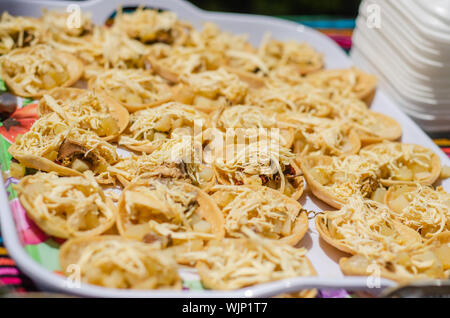 Chalupas aus Huhn auf ein Fach für ein mexikanisches Buffet Party serviert. Stockfoto