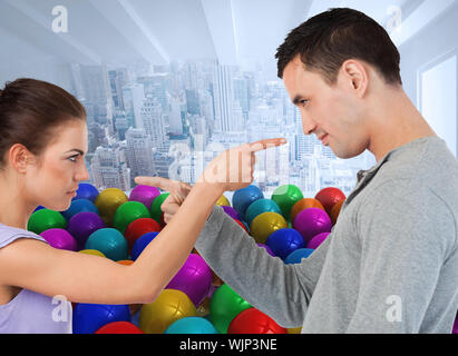 Junges Paar an jedem anderen gegen viele bunte Luftballons in Zimmer mit Stadt Szene zeigen Stockfoto