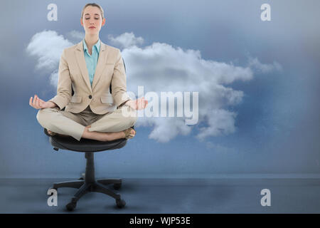 Friedliche chic Geschäftsfrau im Lotus Position auf Drehstuhl gegen Wolken in einem Zimmer sitzen Stockfoto