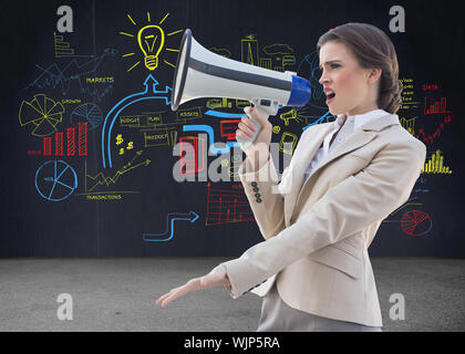 Stilvolle braunhaarige Geschäftsfrau in ein Megaphon schreien gegen Brainstorm in grauen Raum gereizt Stockfoto