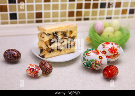 Gemalte bunte Ostereier und Patty cake Stockfoto