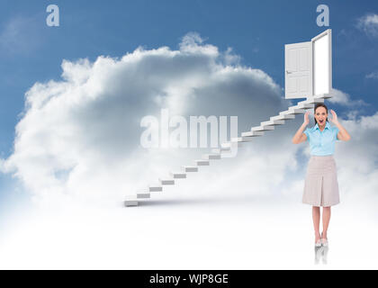 Überrascht stilvolle Geschäftsfrau gegen Treppe zu offene Tür im Himmel posing Stockfoto