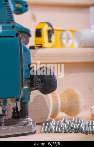 Nahaufnahme auf Werkzeuge für die Holzbearbeitung auf Holzbrettern Stockfoto