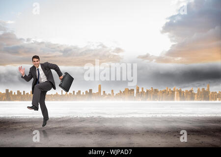 Happy Geschäftsmann in einem hury gegen große Stadt am Horizont Stockfoto