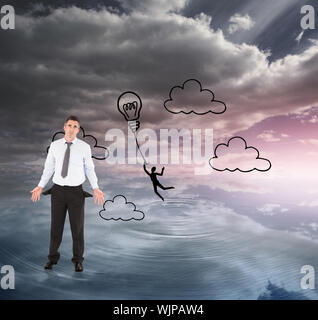 Geschäftsmann mit leeren Taschen gegen Glühbirne Grafik auf farbenfrohen Horizont Stockfoto