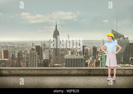 Schwerwiegende attraktive Architekt gegen Balkon mit Blick auf die Stadt posing Stockfoto