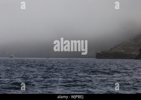 Insel Santa Cruz, CA, USA. 2. Sep 2019. Nebel bleibt als Rettungs Schiffe Suche nach der Konzeption tauchen Boot Brand in den frühen Morgenstunden am Montag, den 2. September 2019 in Santa Cruz, Kalifornien, Dreißig - neun Menschen an Bord der Konzeption, als das Feuer ausbrach, mit nur fünf Besatzungsmitglieder überleben und 34 Tote befürchtet. © 2019 Patrick T. Fallon Credit: Patrick Fallon/ZUMA Draht/Alamy leben Nachrichten Stockfoto