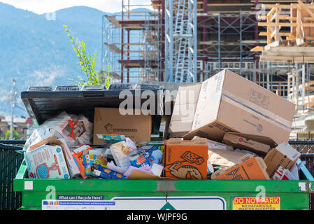 Penticton, British Columbia/Kanada - 3. September 2019: In der Nähe von Müll in Recycling Müllcontainer für eine lokale Wohnungsbau überlaufen. Stockfoto