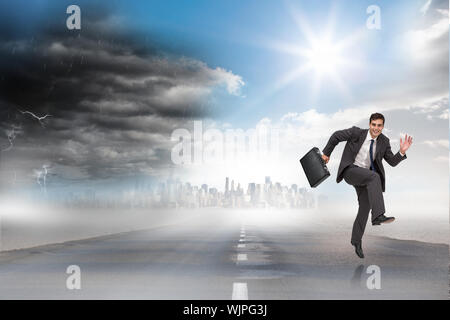 Happy Geschäftsmann in einem hury gegen open road Stockfoto