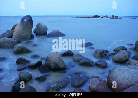 Stein bei Pantai Batu Burung Strand, Singkawang, West Kalimantan, Indonesien Stockfoto