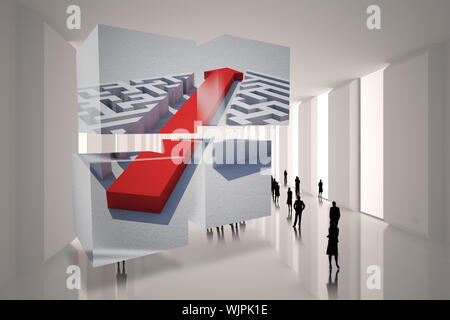 Pfeil durch Labyrinth auf abstrakten Bildschirm gegen kleine Figuren in riesigen Halle Stockfoto
