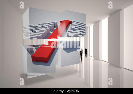 Pfeil durch Labyrinth auf abstrakten Bildschirm gegen kleine Figuren in helles Zimmer Stockfoto