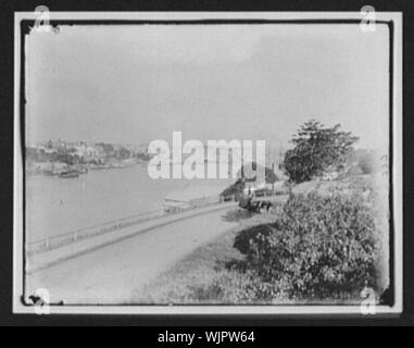 Pferdekutsche auf Road mit Blick auf die Waterfront Stockfoto