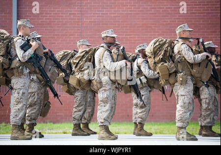 Beaufort, South Carolina, USA. 03. September 2019. Us Marine Rekruten Linie bis zu Bussen für die Evakuierung im Marine Corps Recruit Depot Parris Island September 3, 2019 in Beaufort, South Carolina. Die niedrig liegenden Region ist unter einer obligatorischen Evakuierung um als Hurrikan Dorian beginnt, bis der Ostküste nach South Carolina. Credit: Dana Beesley/USMC/Alamy leben Nachrichten Stockfoto