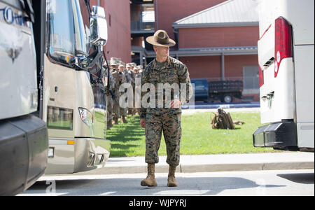 Beaufort, South Carolina, USA. 03. September 2019. Ein US-Marine Drill Instructor Prüfungen Busse aufgereiht, Rekruten zu einer Evakuierung im Marine Corps Recruit Depot Parris Island September 3, 2019 in Beaufort, South Carolina. Die niedrig liegenden Region ist unter einer obligatorischen Evakuierung um als Hurrikan Dorian beginnt, bis der Ostküste nach South Carolina. Credit: Dana Beesley/USMC/Alamy leben Nachrichten Stockfoto