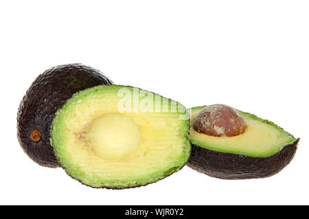 Ganze avocado und einem Schnitt mit Saatgut ausgesetzt, auf weißem Hintergrund. Avocados sind kommerziell in Teilen von Florida, Kalifornien und Hawaii angebaut. Stockfoto