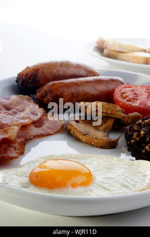 traditionelles irisches Frühstück auf einer großen Platte Stockfoto