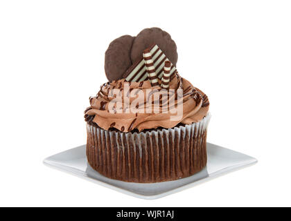 Riesige Tasse Schokolade Kuchen mit Schokolade Zuckerguss mit weißer und dunkler Schokolade Wafer und Cookies auf eine quadratische Platte verschönert isoliert auf Weiss. Stockfoto