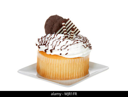 Riesige vanille Cup Cake mit Vanille Glasur mit weißer und dunkler Schokolade Wafer und Cookies auf eine quadratische Platte verschönert isoliert auf Weiss. Stockfoto