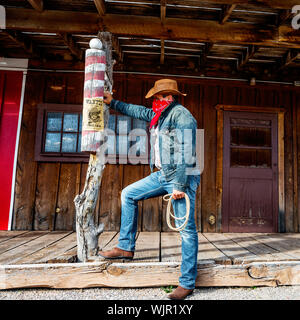 Süd-WEST - ein Cowboy braucht Zeit um sich auszuruhen und zu reflektieren. Stockfoto