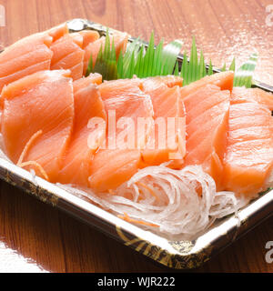 frischer Lachs Stück Sushi auf Holz Hintergrund Stockfoto