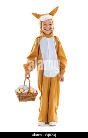 Kind verkleidet als Ostern Hase mit Korb Eiern isoliert auf weißem Hintergrund Stockfoto