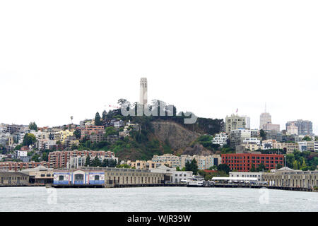 Coit Tower in San Francisco, gesehen von der Bucht. Coit Tower ist ein 210 Fuß Tower im Telegraph Hill Viertel von San Francisco, Kalifornien, offe Stockfoto