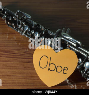 Oboe mit Herz n Holz Hintergrund Stockfoto