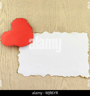 Herz und weißes Papier auf Holz Hintergrund Stockfoto