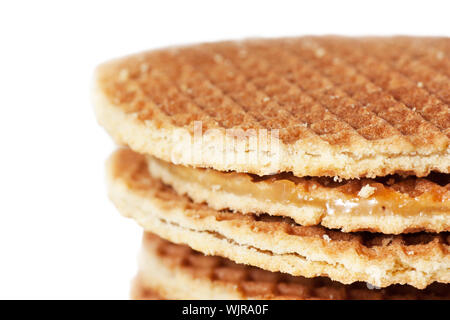 Ein Stapel goldene Runde Waffeln mit Karamell isoliert auf weißem Hintergrund. Stockfoto