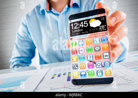 Futuristische Smartphone (Phablet) mit einem transparenten Display in Menschenhand. Tatsächliche zukünftige innovative Konzeptideen und besten Technologien Menschlichkeit. Stockfoto