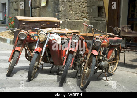 Alte Mopeds vor einem Vintage store Stockfoto