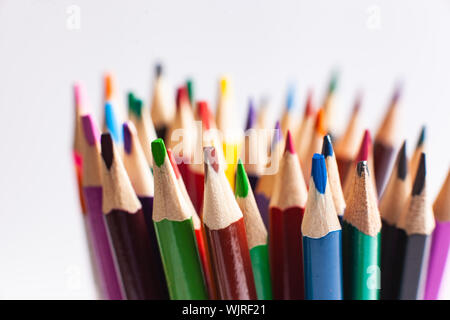 Eine Gruppe von Bunte Bleistifte auf einem weißen Hintergrund, aus der Nähe. Seitenansicht, farbenfrohes Design. Stockfoto