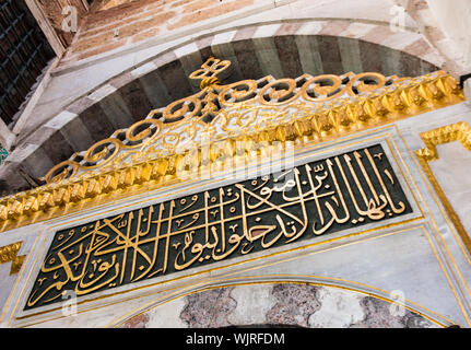 Koran Inschrift am Haupteingang Harem im Topkapi Palast Stockfoto