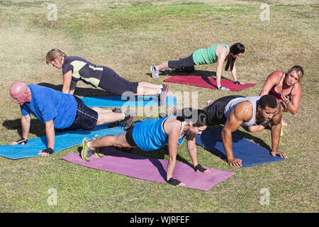 Heterogene Gruppe von Erwachsenen in Bootcamp Fitness-Klasse Stockfoto