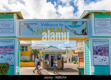 NASSAU, BAHAMAS - 2. September 2019: Nassau Bahamas wurde durch den Dauerregen und 185 MPH Winds aus Kategorie 5 Dorian, welche Station waren schlug Stockfoto