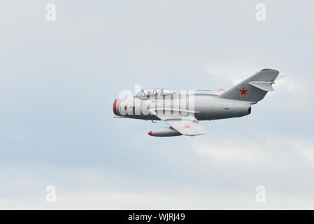 Mikoyan-Gurevich MiG-15 führt eine Manöver am 70. jährlichen kanadischen International Air Show (CIAS) über den Lake Ontario in Toronto, Ontario, Kanada auf Septe Stockfoto