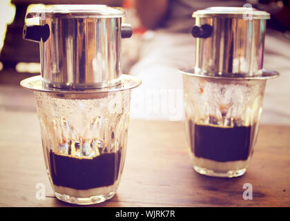 Kaffee tropft im vietnamesischen Stil, retro Filter Effekt Stockfoto