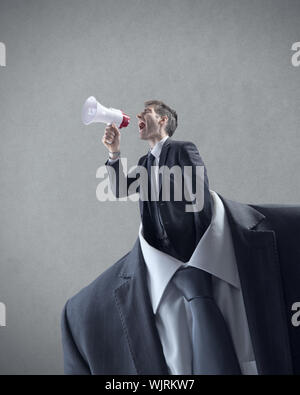 Geschäftsmann durch Megaphon anstelle von Kopf schreien. Stockfoto
