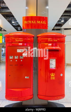 London, UK, 12. Mai 2018: die Royal Mail Post Box und Briefmarken Automaten am Flughafen Heathrow Stockfoto