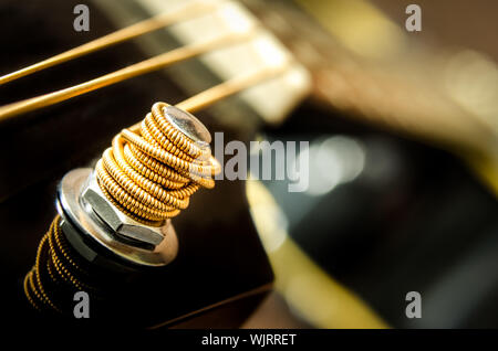 Detail der Gitarrensaite und unscharfen Hintergrund hautnah Stockfoto