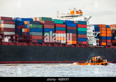 Voll beladene Container im Hafen Stockfoto