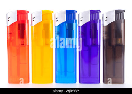 Reihe von bunten Kunststoff-Einweg-Feuerzeuge für Raucher in rot, gelb, zwei Schattierungen von blau und schwarz auf weißem Hintergrund isoliert Stockfoto