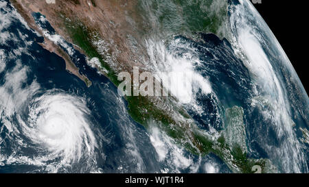 NOAA-Satelliten (L und R) der Hurricane Juliette (Pazifik), tropischer Sturm Fernand (Golf) und Hurricane Dorian (Atlantik) am 3. September 2019. Stockfoto