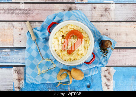 Typische holländische Sauerkraut auf aufgegebenes Tuch und hölzernen Untergrund Stockfoto